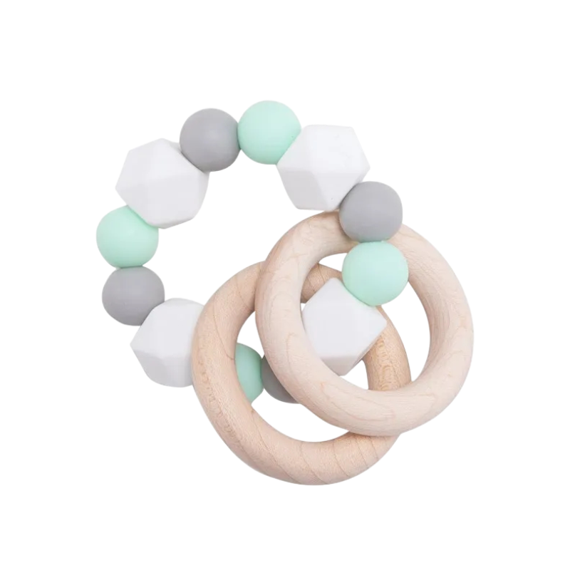 Die Hello World Beissring Kette Duo Mintgrün [7x9cm] besteht aus zwei glatten Holzringen und mintgrünen, grauen und weißen Silikonperlen - einige mit Facetten -, die kreisförmig auf weißem Hintergrund angeordnet sind.