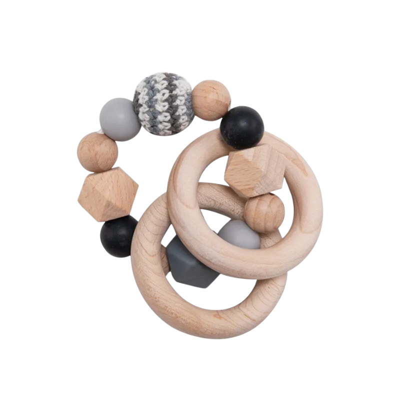 Die Hello World Beissring Kette Duo Schwarz [7x9cm] ist eine stilvolle Beißhilfe für Babys mit Holz- und Silikonperlen in Natur-, Grau- und Schwarztönen sowie zwei Holzringen und einer gestrickten Perle - angeordnet auf weißem Hintergrund.