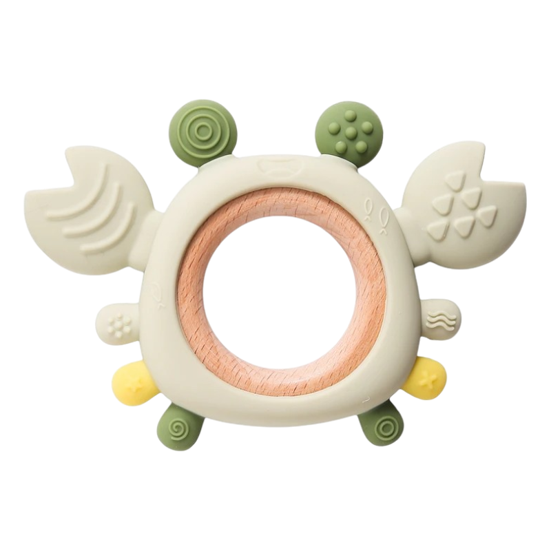 Der Hello World Beissring Krabbe Grün [11,5x8cm] hat die Form einer Krabbe mit einem glatten Holzring in der Mitte und weichen Silikonklauen und -beinen in Beige, Grün und Gelb, die verschiedene Texturen bieten, um das Zahnen von Babys zu beruhigen.