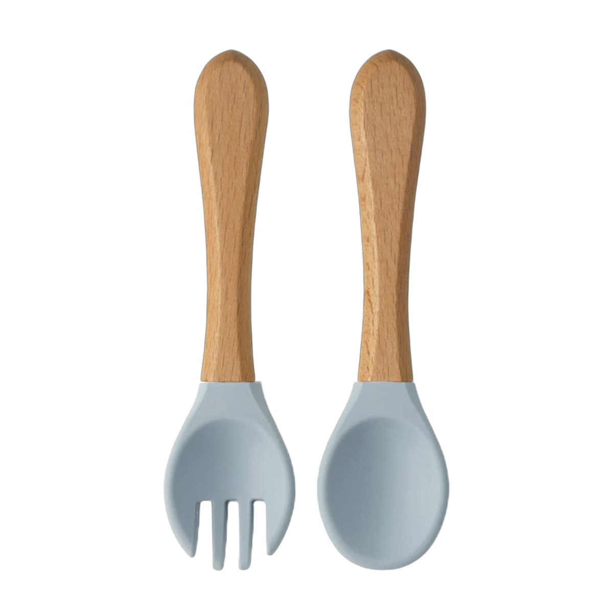 Das Hello World Besteck Blau Holz/Silikon [3,5x14cm] hat einen Holzgriff und hellblaue Silikonspitzen; Gabel und Löffel sind nebeneinander auf einem weißen Hintergrund abgebildet.
