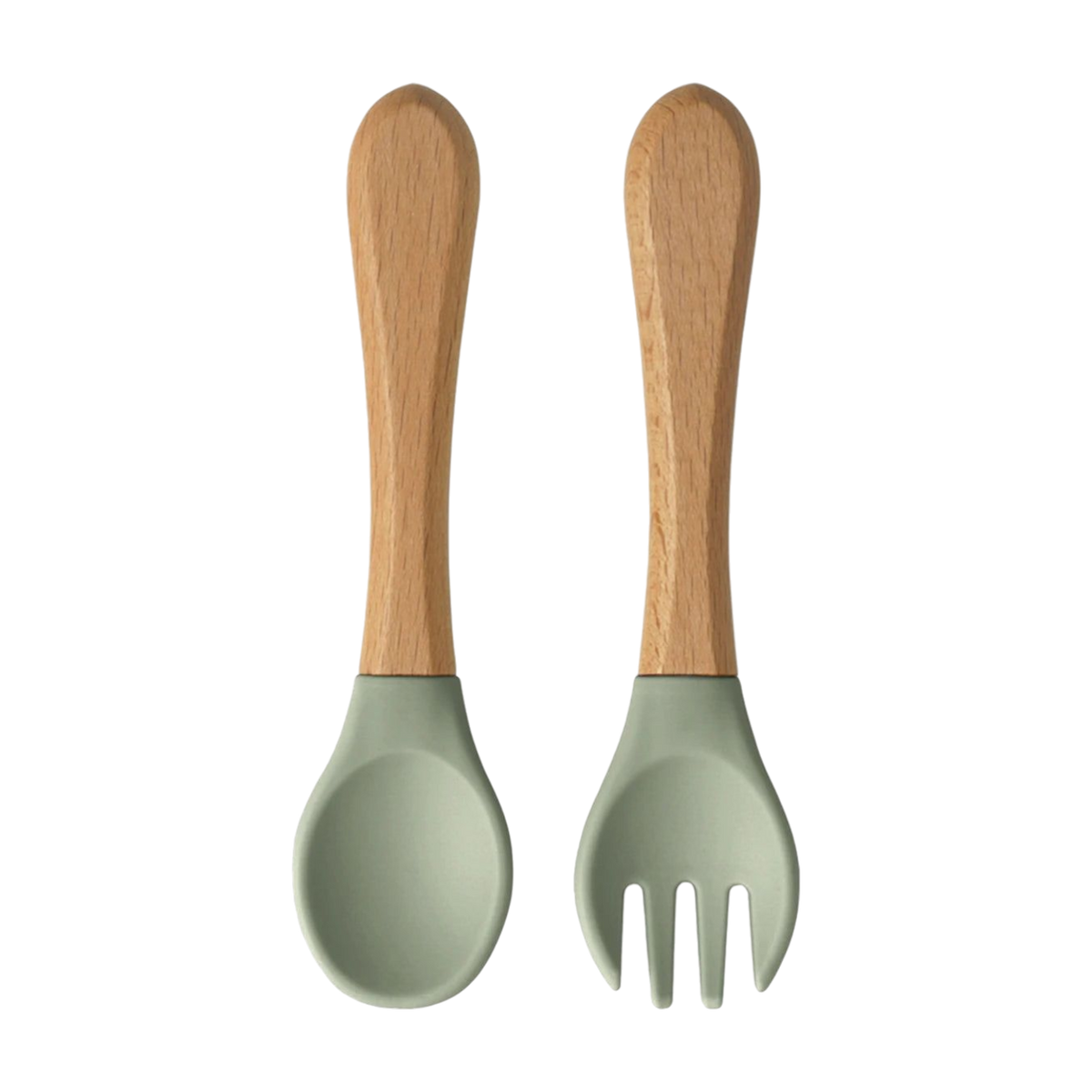 Das Hello World Besteck Grün Holz/Silikon [3.5x14cm] mit Löffel und Gabel aus Holzgriff und grünen Silikonköpfen liegt nebeneinander auf weißem Hintergrund.