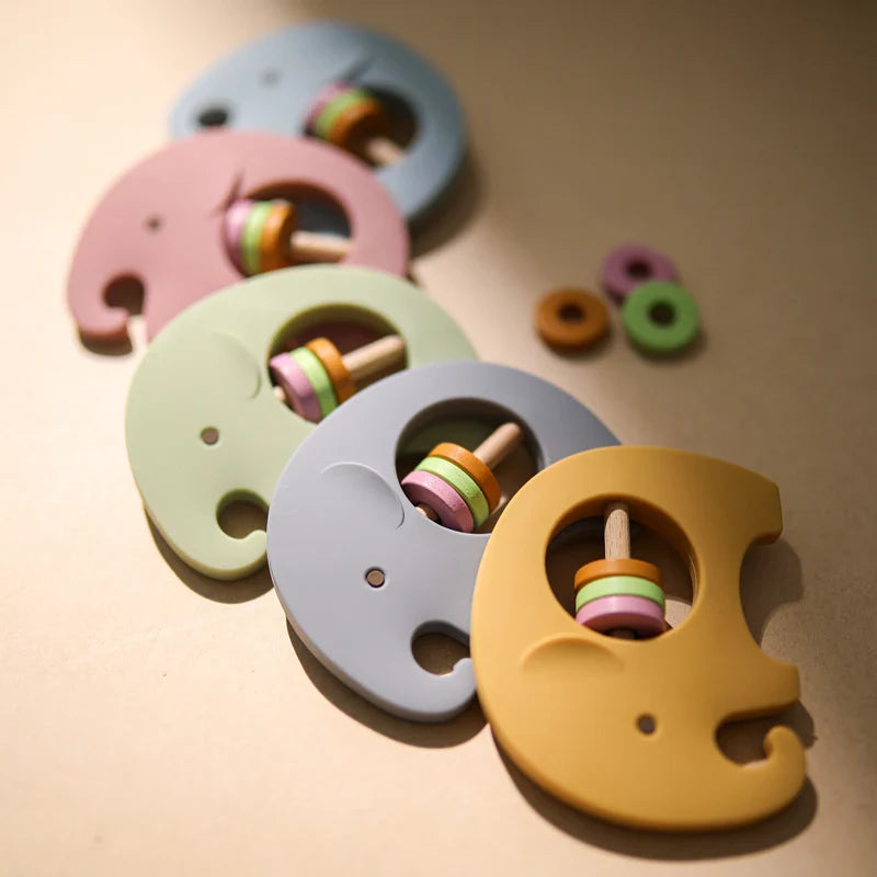 Der Elefant Rosa aus Silikon [9x6,8cm] von Hello World ist mit seinen pastellfarbenen Stapelringen und losen Teilen ein bezauberndes Geschenk für Kinder und eine spielerische Ergänzung für jede Spielzeugsammlung.