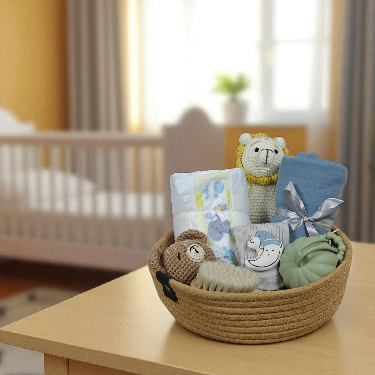 Ein geflochtener Korb mit dem Hello World Geschenk Konfigurator - maßgeschneiderte Babysets mit Windeln, einer blauen Decke, gehäkeltem Tierspielzeug und einem grünen Schnuller - steht auf Holz neben einem weißen Kinderbett in einem sanft beleuchteten Kinderzimmer.
