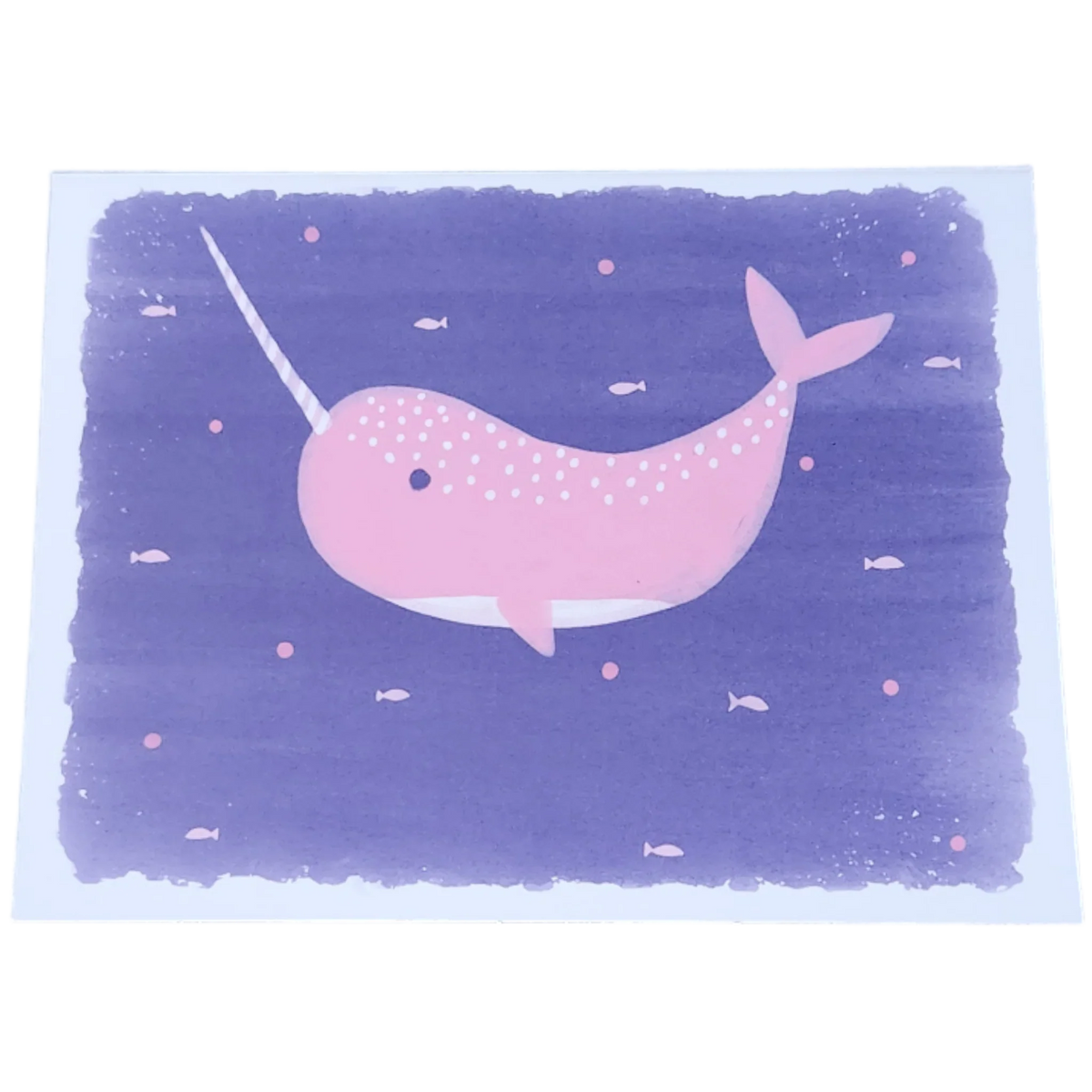 Grusskarte Walfisch (Rosa) von Hello World zeigt eine rosa Narwal-Illustration mit weißen Punkten und langem Stoßzahn, schwimmend im lila Meer voller kleiner Fische.