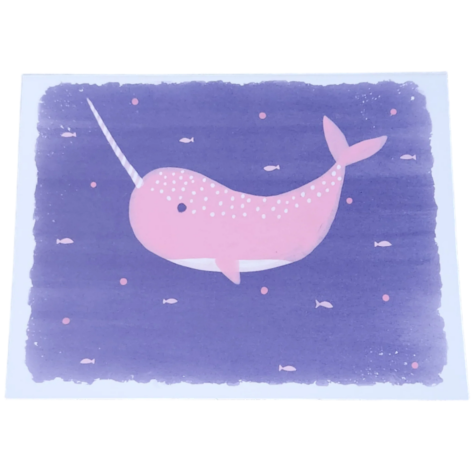 Grusskarte Walfisch (Rosa) von Hello World zeigt eine rosa Narwal-Illustration mit weißen Punkten und langem Stoßzahn, schwimmend im lila Meer voller kleiner Fische.