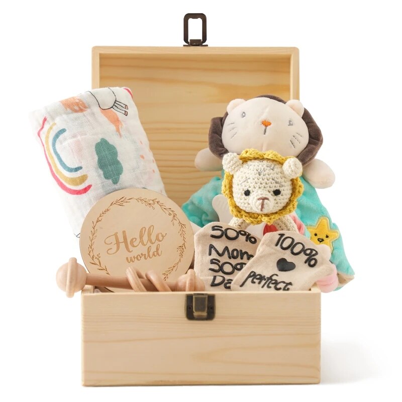 Das Jannis Baby Geschenk zur Geburt von Hello World: nachhaltige Holzbox mit weichem Löwen, gehäkeltem Rassellöwen, Regenbogentuch, "Hello World"-Holzschild und Meilensteinmarkern für 50% Mama, 50% Papa, 100% Perfekt.