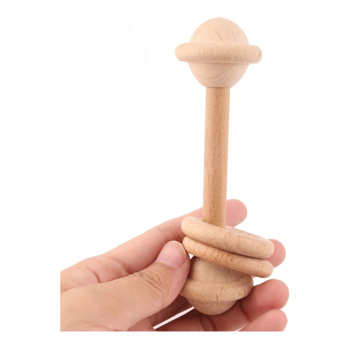 Eine Hand hält die Hello World Keule aus Holz [3x12,5cm] - eine hölzerne Babyrassel mit runder Spitze, geradem Griff und Gleitringen. Dieses nachhaltige Spielzeug aus glattem, leichtem Holz fördert die Entwicklung der motorischen Fähigkeiten.