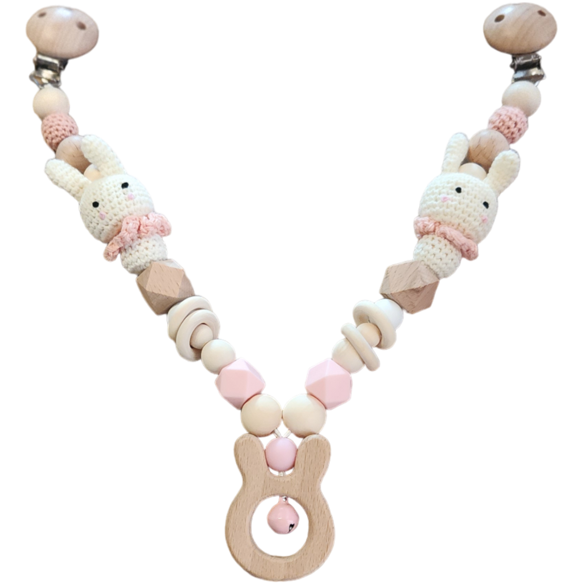 Die Kinderwagenkette Hase [20x29cm] von Hello World besteht aus weichen rosa und neutralen Holz- und Häkelperlen, zwei Hasenfiguren, einem hölzernen Beißring in Form eines Hasen in der Mitte und stabilen Metallklammern. Das perfekte Babyspielzeug für Kinderwagen!.