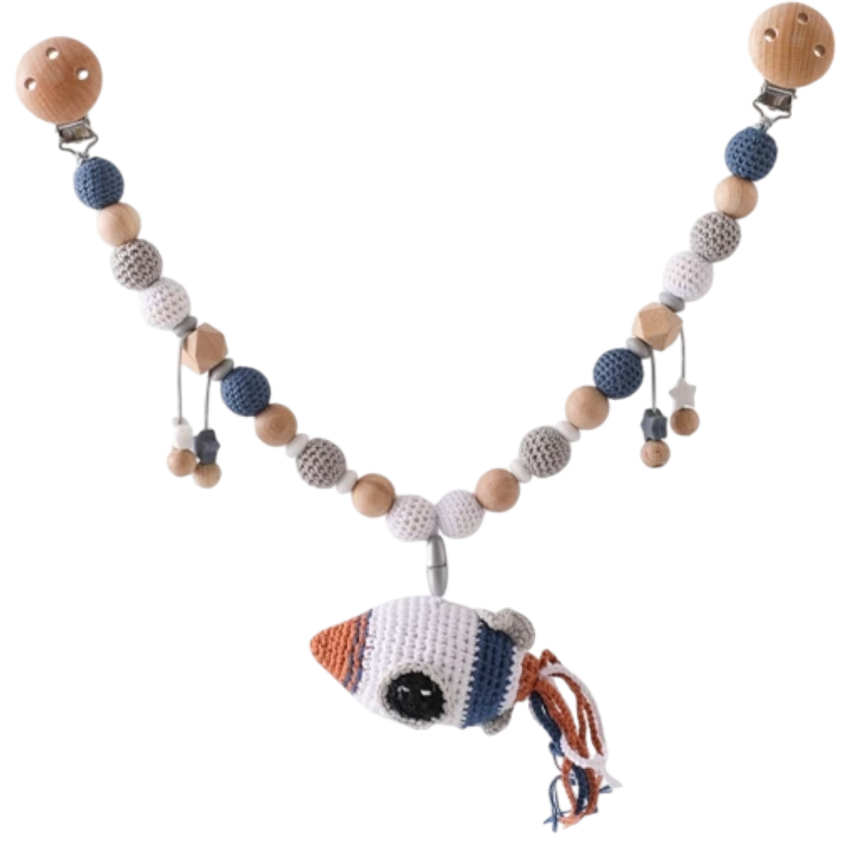 Die Hello World Kinderwagenkette Rakete [30x38cm] besteht aus Holz- und Häkelperlen in Weiß-, Blau- und Naturtönen, mit einem gehäkelten Raketenschiff in der Mitte - ideal als Baby Weltraum Spielzeug oder Raketen-Kinderwagenkette.