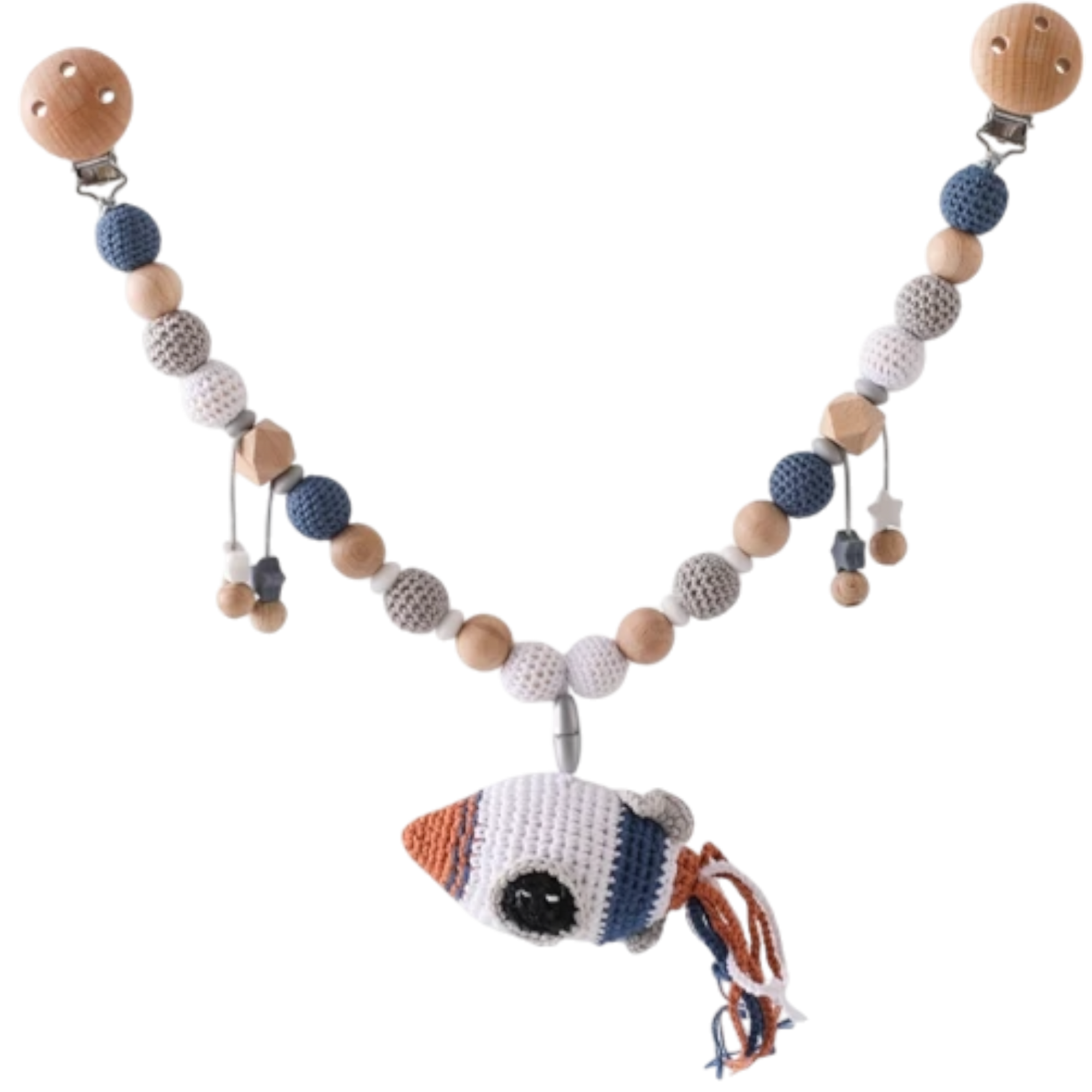 Die Hello World Kinderwagenkette Rakete [30x38cm] besteht aus Holz- und Häkelperlen in Weiß-, Blau- und Naturtönen, mit einem gehäkelten Raketenschiff in der Mitte - ideal als Baby Weltraum Spielzeug oder Raketen-Kinderwagenkette.