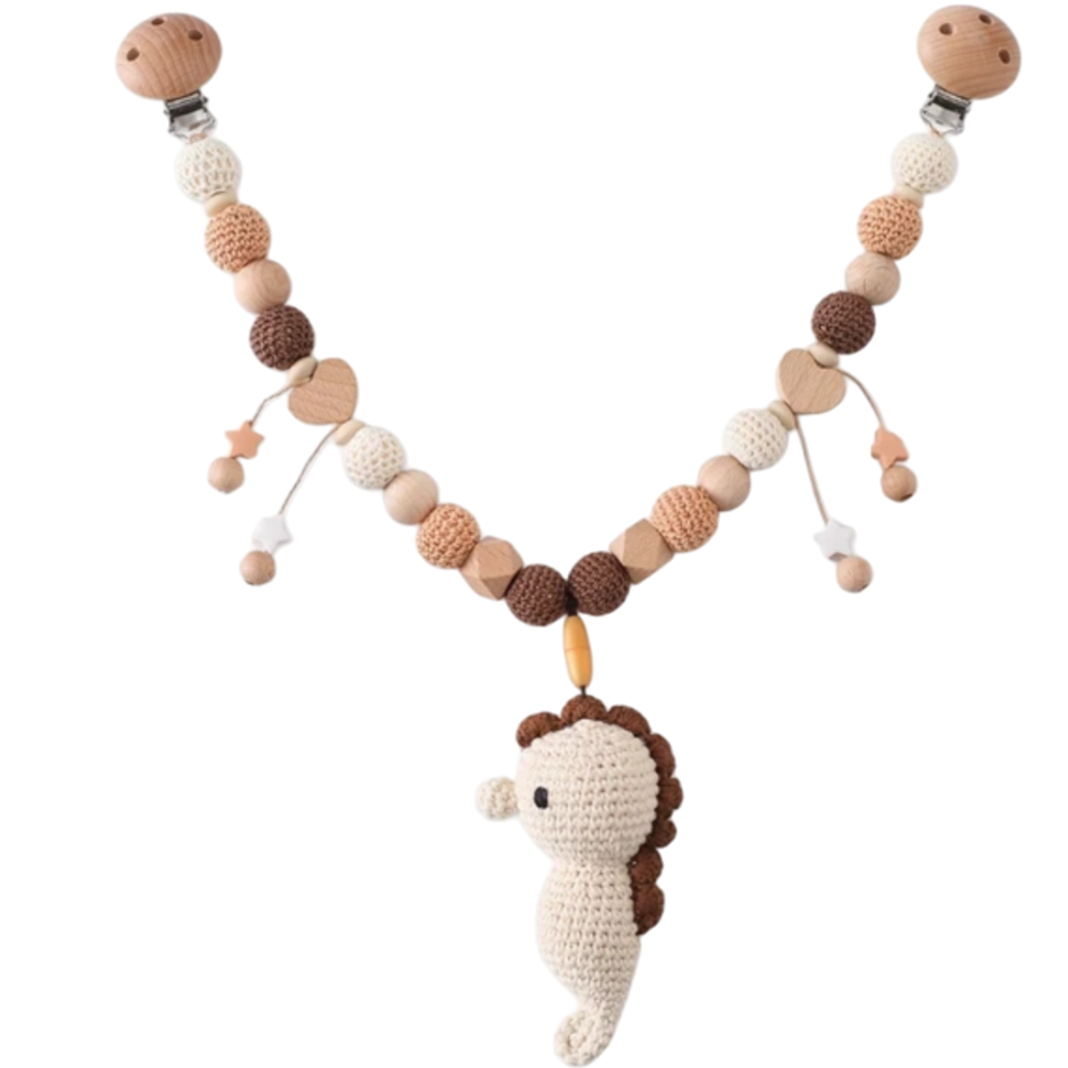 Die Hello World Kinderwagenkette Seepferdchen [30x35cm] hat Holz- und Häkelperlen in neutralen Tönen, ein gehäkeltes Seepferdchen in der Mitte und Clips zur einfachen Befestigung - ideal für ein Unterwasserwelt-Baby-Thema.