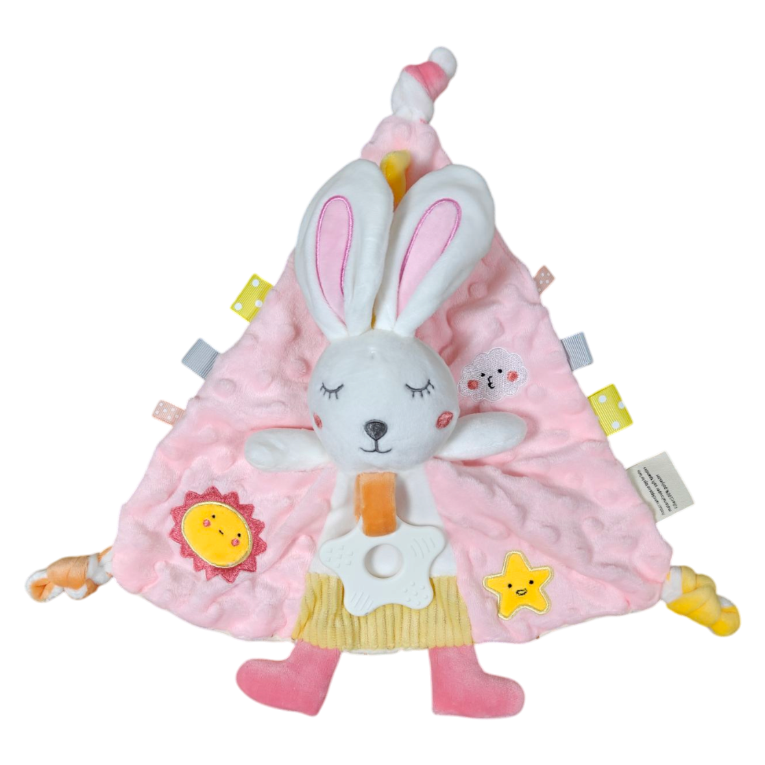 Das Hello World Kuscheldreieck Hase [30x30cm] ist eine weiche, rosafarbene Dreiecks-Babydecke mit einem weißen Plüschhasen mit rosafarbenen Ohren, Stern- und Sonnenapplikationen und bunten Bändern an den Seiten.