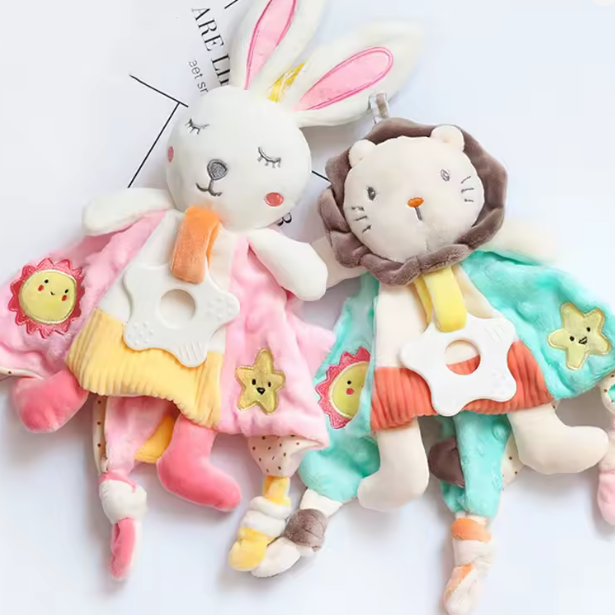 Zwei Plüschtiere für Babys: ein Hase mit einer rosa-gelben Decke und das Hello World Kuscheldreieck Löwe [30x30cm] mit einer blau-braunen Decke. Beide haben gestickte Gesichter, Sternenaufnäher und einen strukturierten Stoff - perfekt für jedes Kinderzimmer.