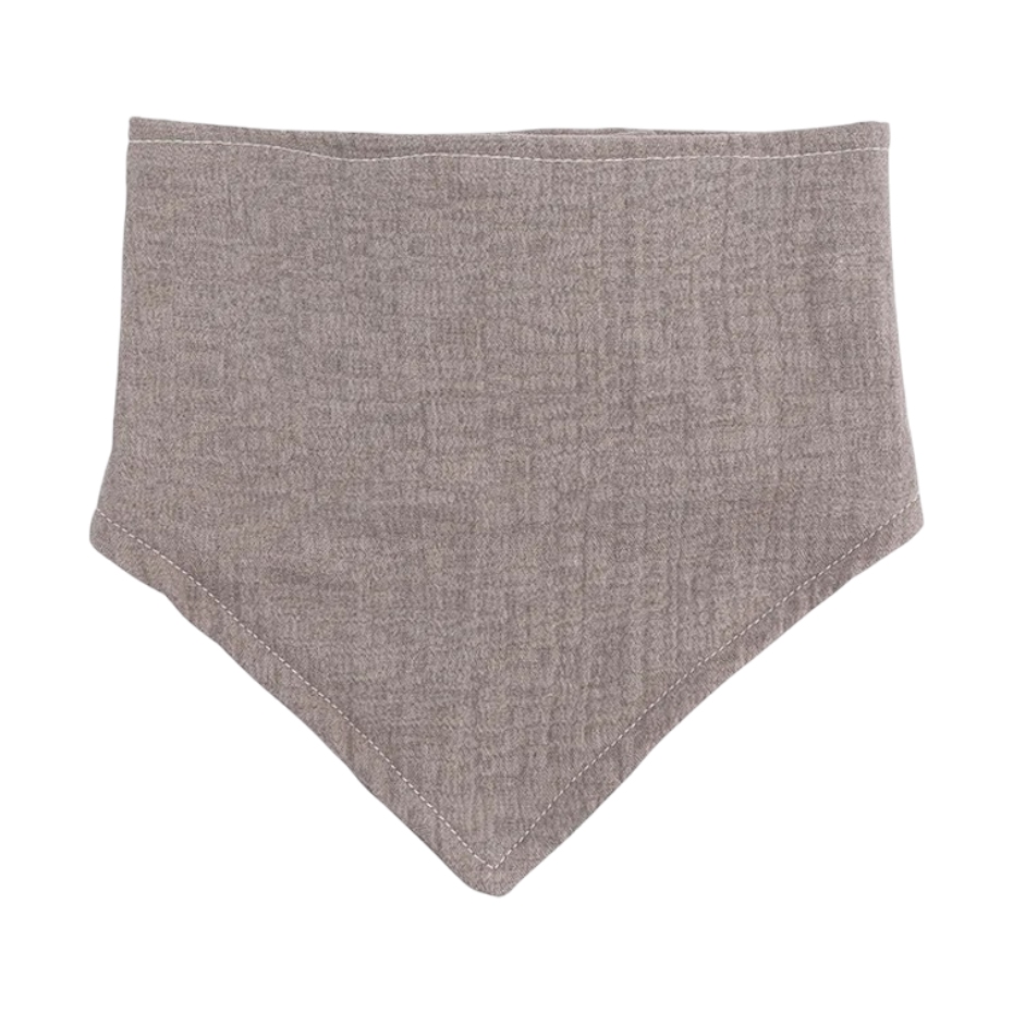 Der "Latz aus Baumwolle Braun [43x17cm]" von Hello World ist nachhaltig, spitz dreieckig geformt und aus strukturiertem Baumwollstoff. Hier flach auf weißem Hintergrund präsentiert.