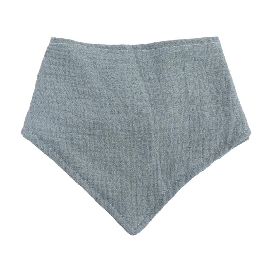 Ein grüner "Latz aus Baumwolle" von Hello World (43x17cm) liegt flach vor einem weißen Hintergrund.