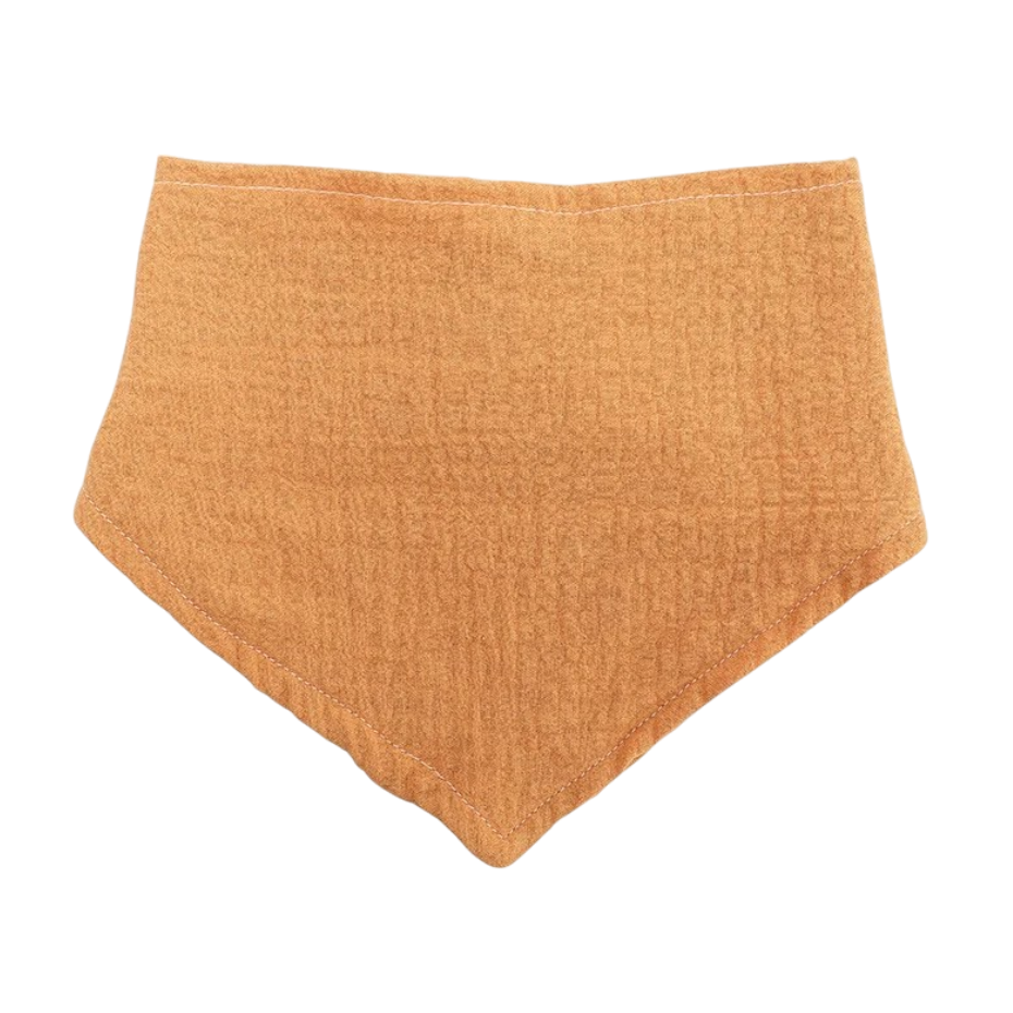 Ein Hello World Latz aus Baumwolle Orange [43x17cm] mit einem strukturierten, dreieckigen Design und spitzem Boden ist auf einem einfarbig weißen Hintergrund abgebildet.