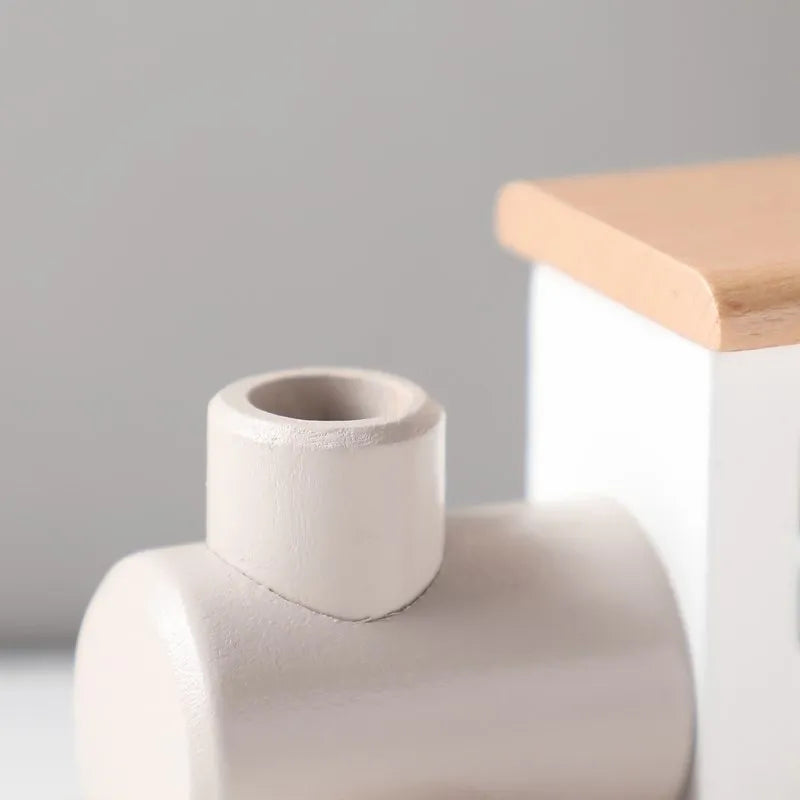 Nahaufnahme der minimalistischen Hello World Lokomotive aus Holz [34,5x6,4cm] mit Naturholzdach, vor neutralem Hintergrund - ideal für Fans von nachhaltigem Holzspielzeug.