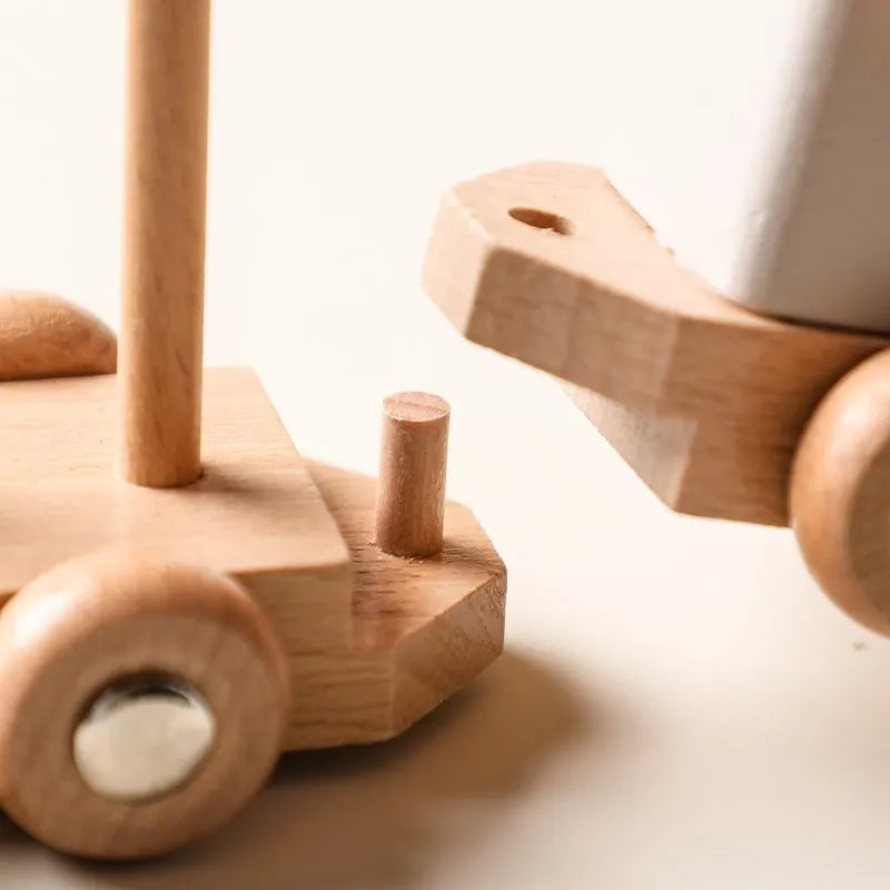 Nahaufnahme von zwei zusammenhängenden Hello World Lokomotiven aus Holz [34,5x6,4cm] mit einfachen Rädern und Wäscheklammern, mit glatten natürlichen Holzstrukturen und einem minimalistischen Design - ideal für nachhaltiges Spielzeug und Eisenbahn-Abenteuer.