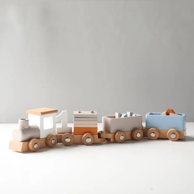 Die Hello World Lokomotive aus Holz [34,5 x 6,4 cm] in den Farben Beige, Weiß, Orange und Blau hat vier Waggons und steht auf einer weißen Fläche vor einem grauen Hintergrund - perfekt, um Kinder zu fantasievollen Eisenbahnabenteuern zu inspirieren.