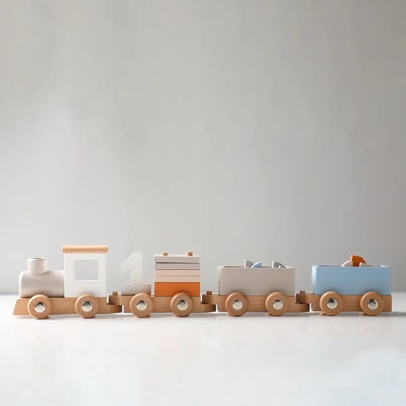 Die Hello World Lokomotive aus Holz [34,5x6,4cm] zeigt vier pastellfarbene Autos - weiß, orange, grau und blau - die auf einer glatten, weißen Oberfläche miteinander verbunden sind, perfekt für minimalistische Eisenbahn-Abenteuer.