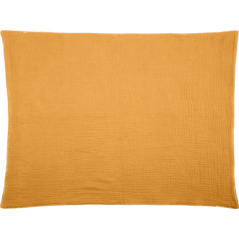 Ein rechteckiges senfgelbes Kissen mit weichem, strukturiertem Stoff wird auf einem unifarbenen Hintergrund gezeigt, zusammen mit dem Hello World Multifunktionstuch Orange [55x65cm] für zusätzlichen Stil und Vielseitigkeit.