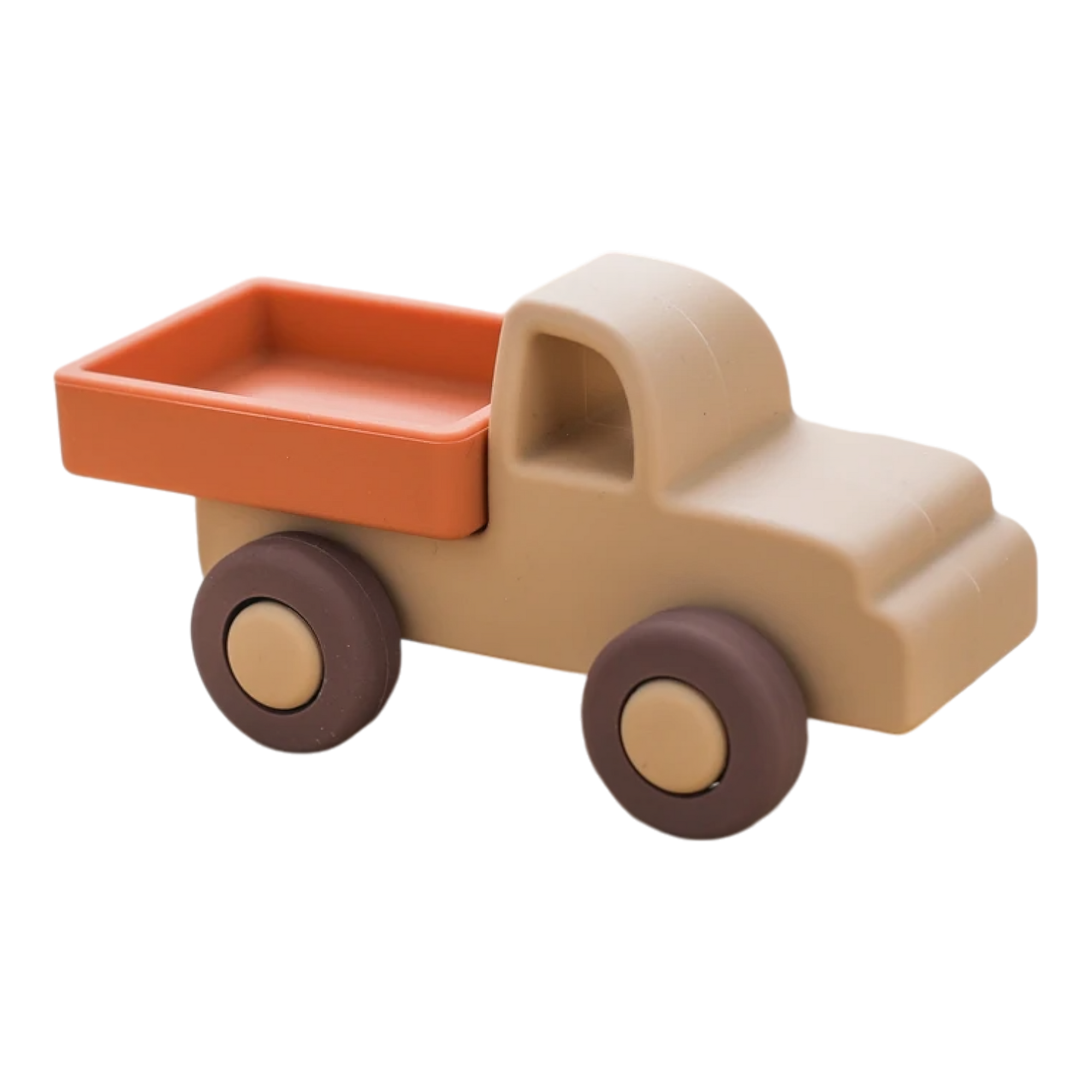Der Hello World Pickup Beige aus Silikon [11x5cm] ist ein Spielzeug-LKW mit beigem Fahrerhaus, braunen Rädern und einer orangefarbenen Ladefläche auf weißem Hintergrund.