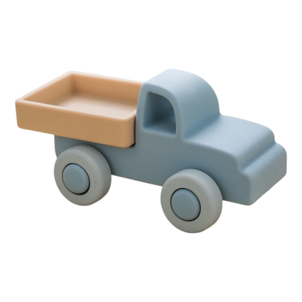 Der Pickup Blau aus Silikon [11x5cm] von Hello World hat ein hellblaues Fahrerhaus und Räder mit einer beigen Pritsche - dieses minimalistische Spielzeug ist perfekt für jedes Kinderzimmer und ideal für kleine Kinder. Fotografiert auf einem weißen Hintergrund.