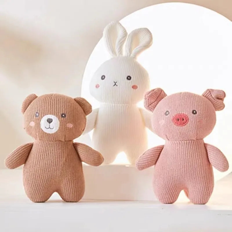 Das Plüschtier Bär [17x16cm] von Hello World steht vor einem zarten weißen Hintergrund und ist mit seinem gerippten Stoff und dem gestickten Gesicht ein charmanter Kuscheltier-Kinderzimmer-Deko-Akzent.