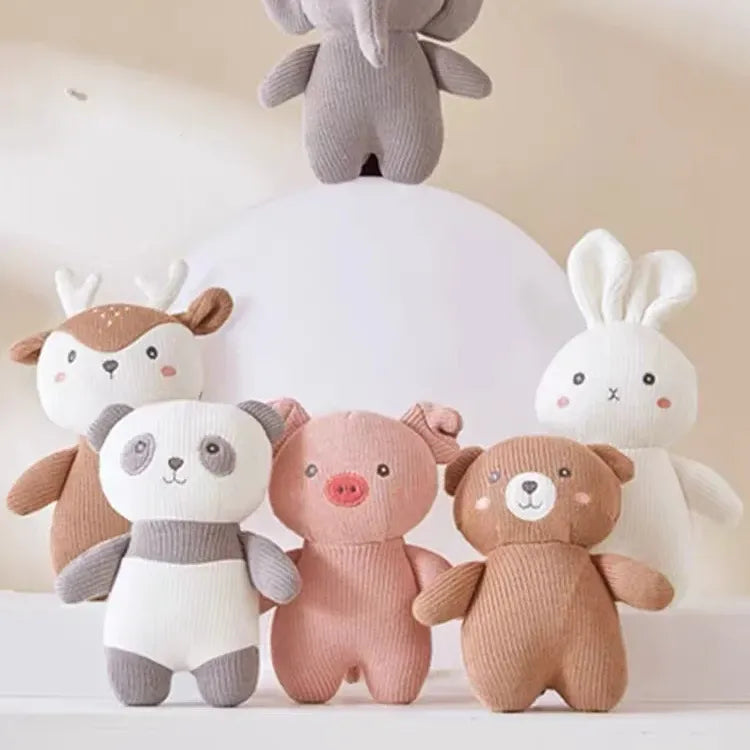 Sechs Plüschtiere, darunter der Hello World Plüschtier Hirsch [16x20cm], sind in sanften Pastellfarben gehalten und bilden vor einem hellen Hintergrund ein charmantes Geschenk für Kinder.