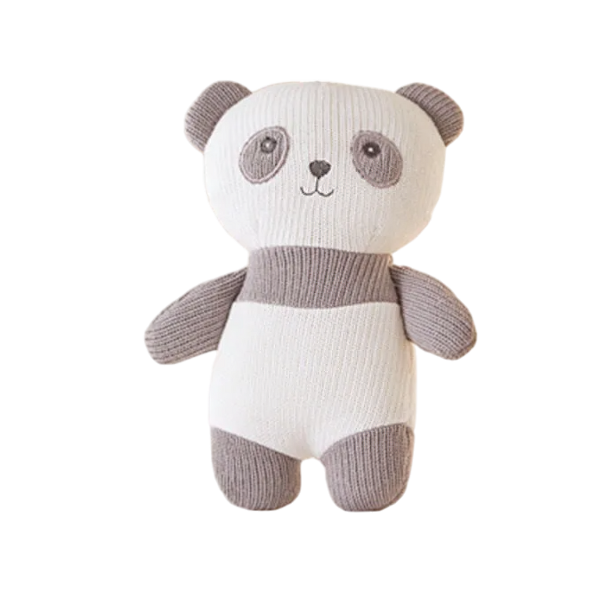 Das Plüschtier Panda [18x14cm] von Hello World zeigt graue Arme, Beine, Ohren und Augenflecken sowie weißes Gesicht und Körper - präsentiert vor schlichtem weißen Hintergrund.