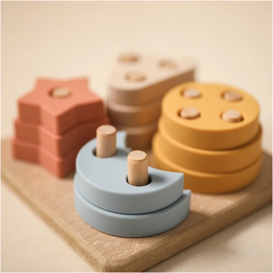 Das Hello World Puzzle [13x5,5cm] ist ein handgefertigtes Denkspiel für Kinder mit pastellfarbenen Formen wie Halbkreisen, Kreisen, Dreiecken und Sternen - ideal zur spielerischen Förderung der geistigen Entwicklung.