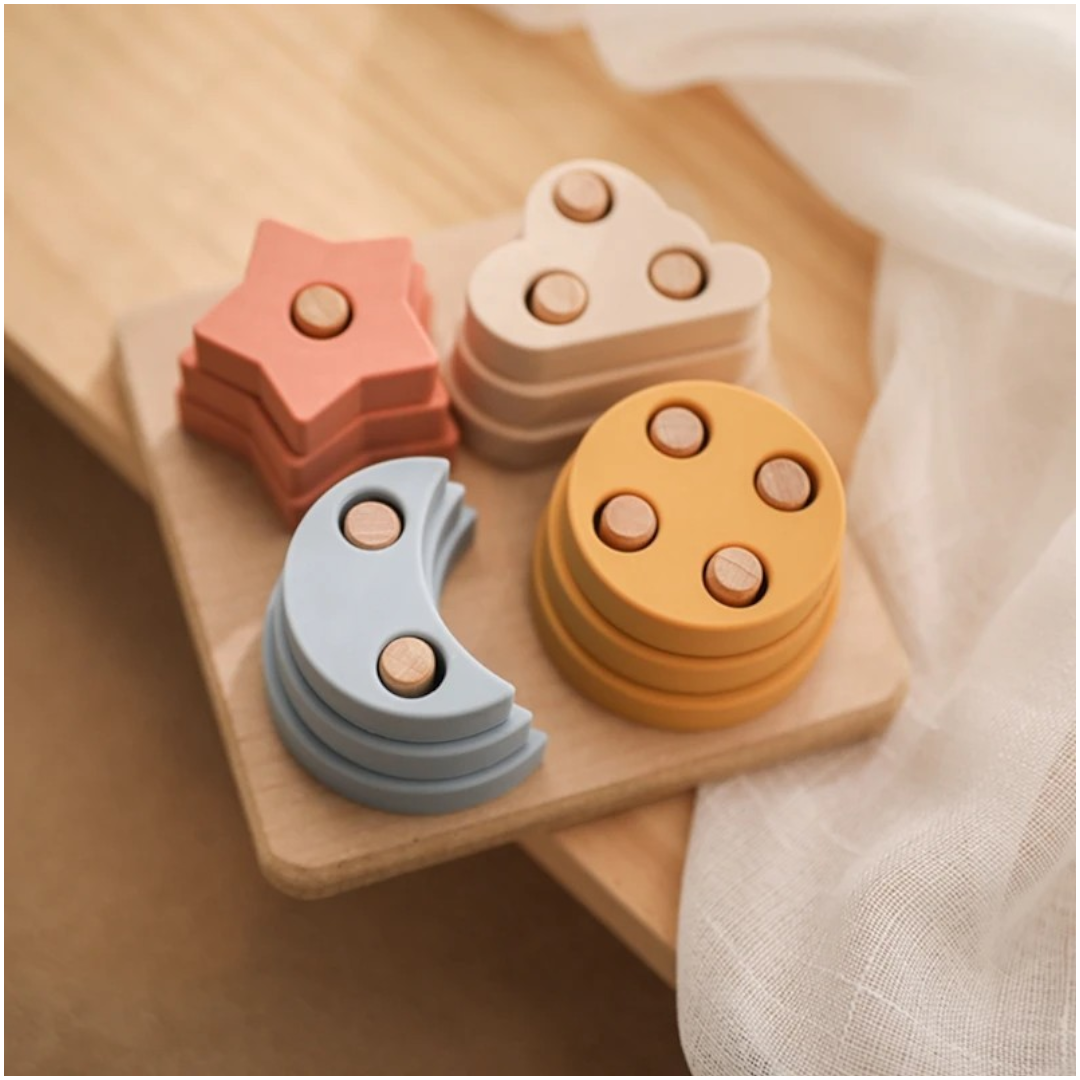 Das Hello World Puzzle [13x5,5cm] ist ein handgefertigtes Holzpuzzle mit vier Formen-Stern, Wolke, Regenbogen und Kreis-in sanften Farben. Die Teile passen auf Stifte der quadratischen Holzplatte und fördern spielerisch das Denken von Kindern.