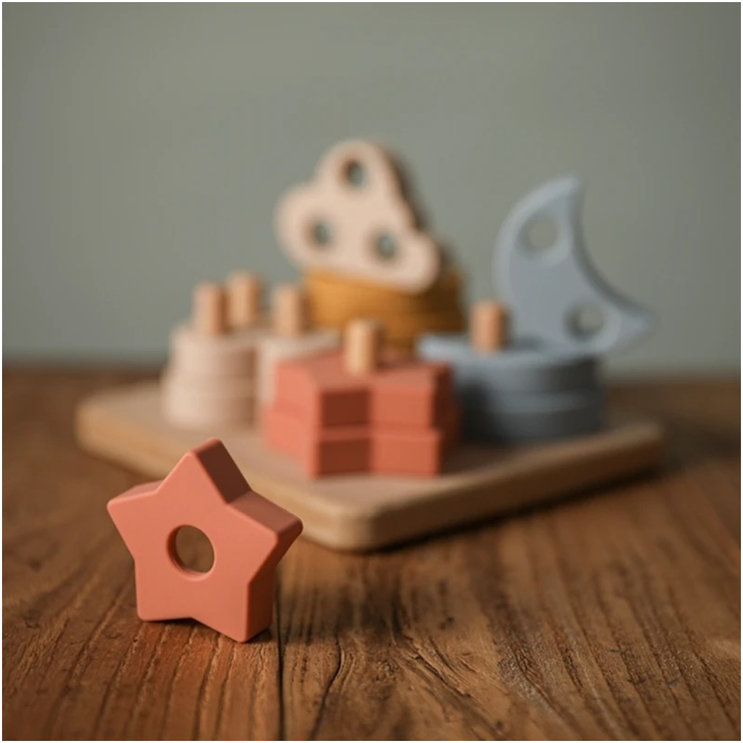 Das Hello World Puzzle [13x5,5cm] überzeugt mit pastellfarbenen Formen wie Stern, Wolke, Mond, Kreis und Quadrat auf Holzsockel - ein charmantes Denkspiel und idealer Gehirntrainer für Kinder.