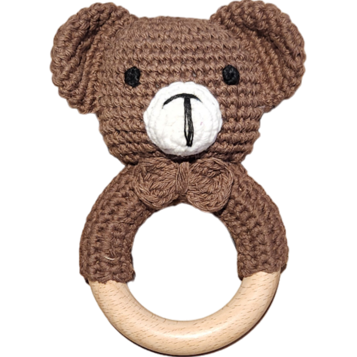 Der Rasseltier Bär [8x11cm] von Hello World besteht aus einem braunen, gehäkelten Teddybärkopf mit schwarzen Augen, einer weißen Schnauze und einer Fliege, der an einem Holzring befestigt ist - perfekt als niedliches, handgemachtes Spielzeug.