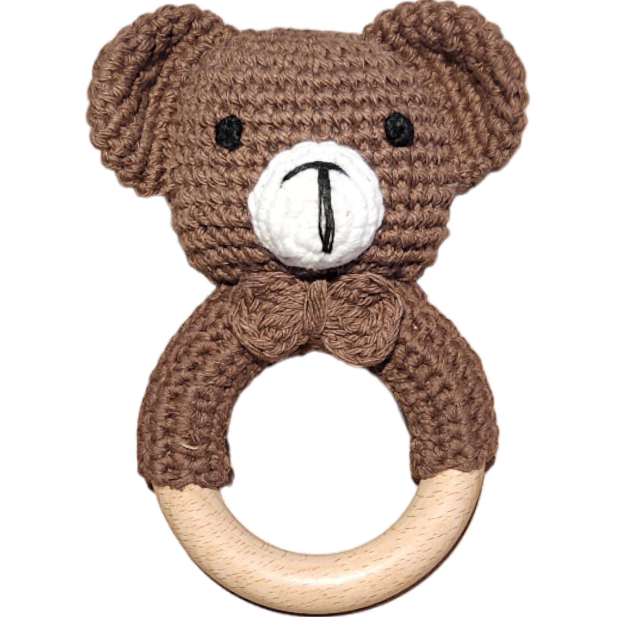 Der Rasseltier Bär [8x11cm] von Hello World besteht aus einem braunen, gehäkelten Teddybärkopf mit schwarzen Augen, einer weißen Schnauze und einer Fliege, der an einem Holzring befestigt ist - perfekt als niedliches, handgemachtes Spielzeug.