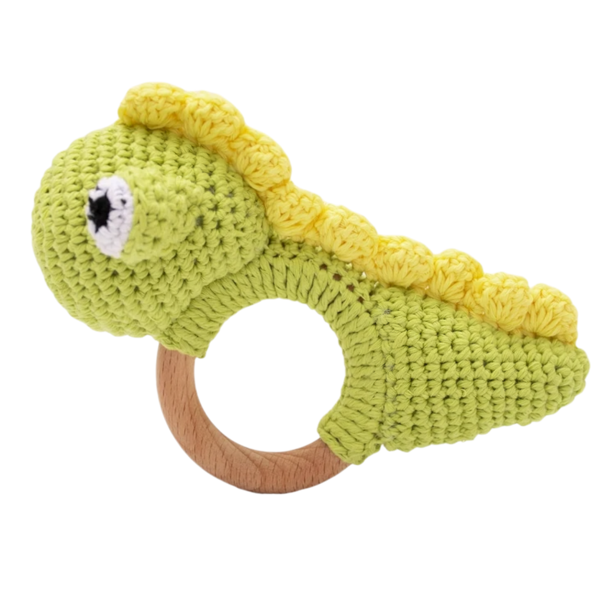 Das Hello World Rasseltier Dino [10x14cm] ist ein grünes gehäkeltes Dinosaurier Spielzeug mit gelben Stacheln und einem glatten Holzringgriff - perfekt als Baby Rassel.