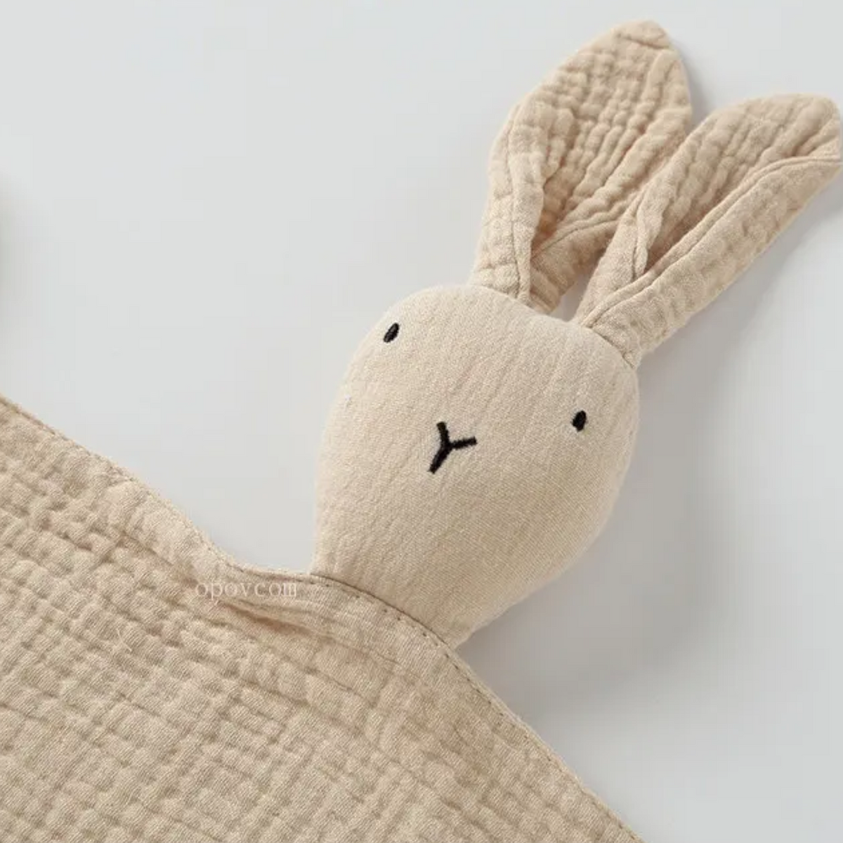 Der Hello World Schnuffel Beige [33x46cm] ist ein weicher Hase im Kuschel-Design mit aufgestickten schwarzen Augen und Nase, langen Schlappohren und gesteppter Textur - ein idealer Schlafbegleiter auf jeder weißen Fläche.