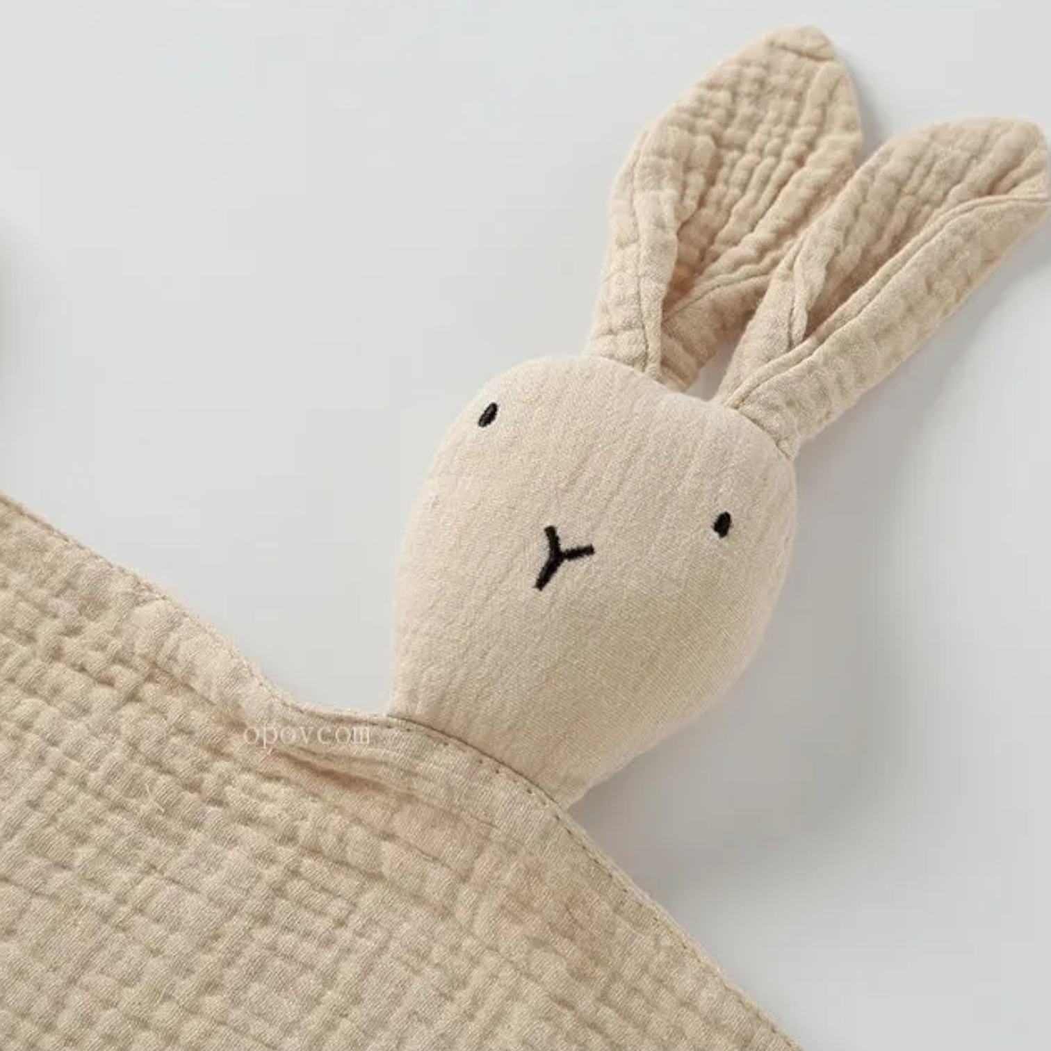 Der Hello World Schnuffel Beige [33x46cm] ist ein weicher Hase im Kuschel-Design mit aufgestickten schwarzen Augen und Nase, langen Schlappohren und gesteppter Textur - ein idealer Schlafbegleiter auf jeder weißen Fläche.