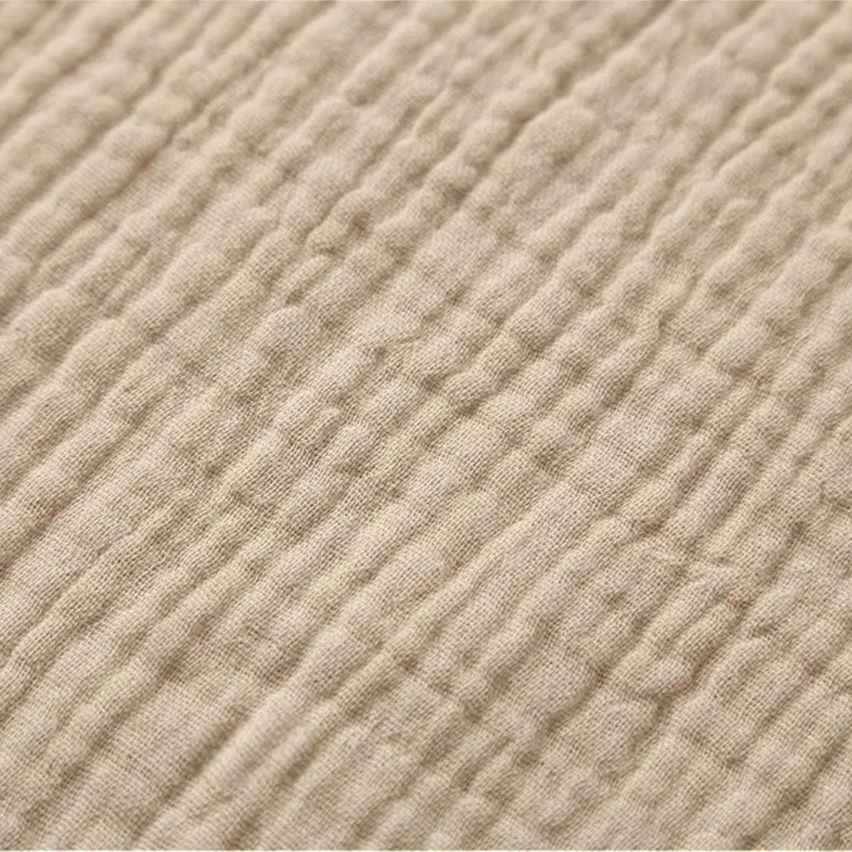 Eine Nahaufnahme von Schnuffel Beige [33x46cm] von Hello World, einem beigen Stoff mit knittriger, strukturierter Oberfläche und vertikalen, leicht gewellten Linien.