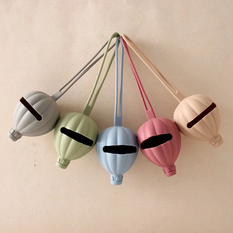 Fünf Hello World Schnullertaschen Heissluftballon Pink [7x22,5cm] aus Silikon, jeweils mit Griff und horizontaler Öffnung, sind nebeneinander auf einem schlichten hellen Hintergrund abgebildet - ideal für Schnuller Aufbewahrung.