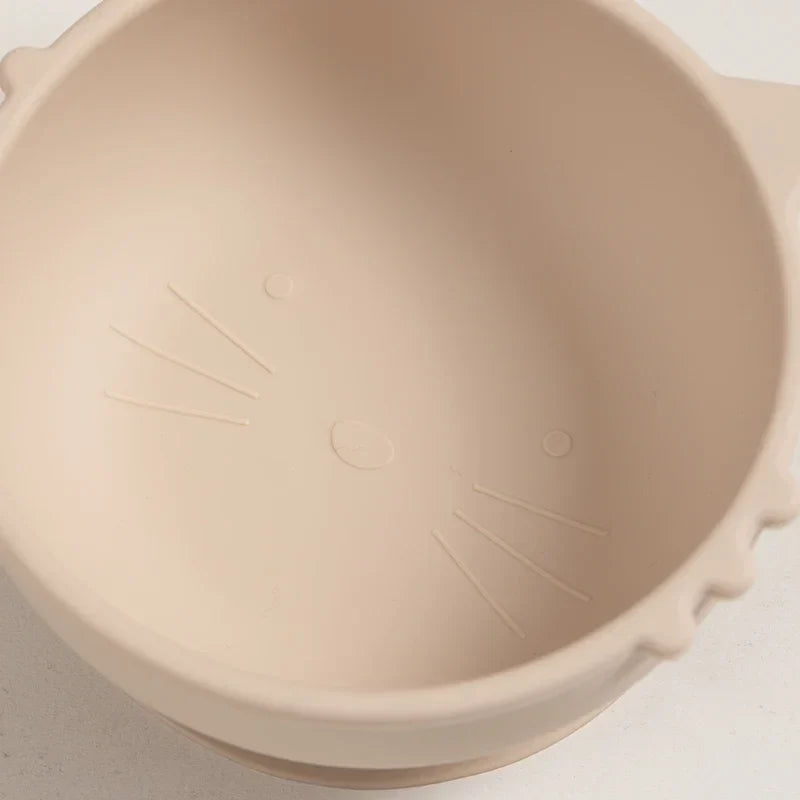 Die Hello World Schüssel rund Katze Beige [12x5cm] besticht durch dezente, eingeprägte Linien und Punkte, die innen ein schlichtes Katzen-Design formen.