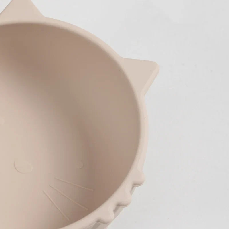 Die Hello World Schüssel rund Katze Beige [12x5cm] ist handgefertigt mit Katzenohren am Rand und dezentem Katzengesicht innen - stilvoll fotografiert vor weißem Hintergrund.