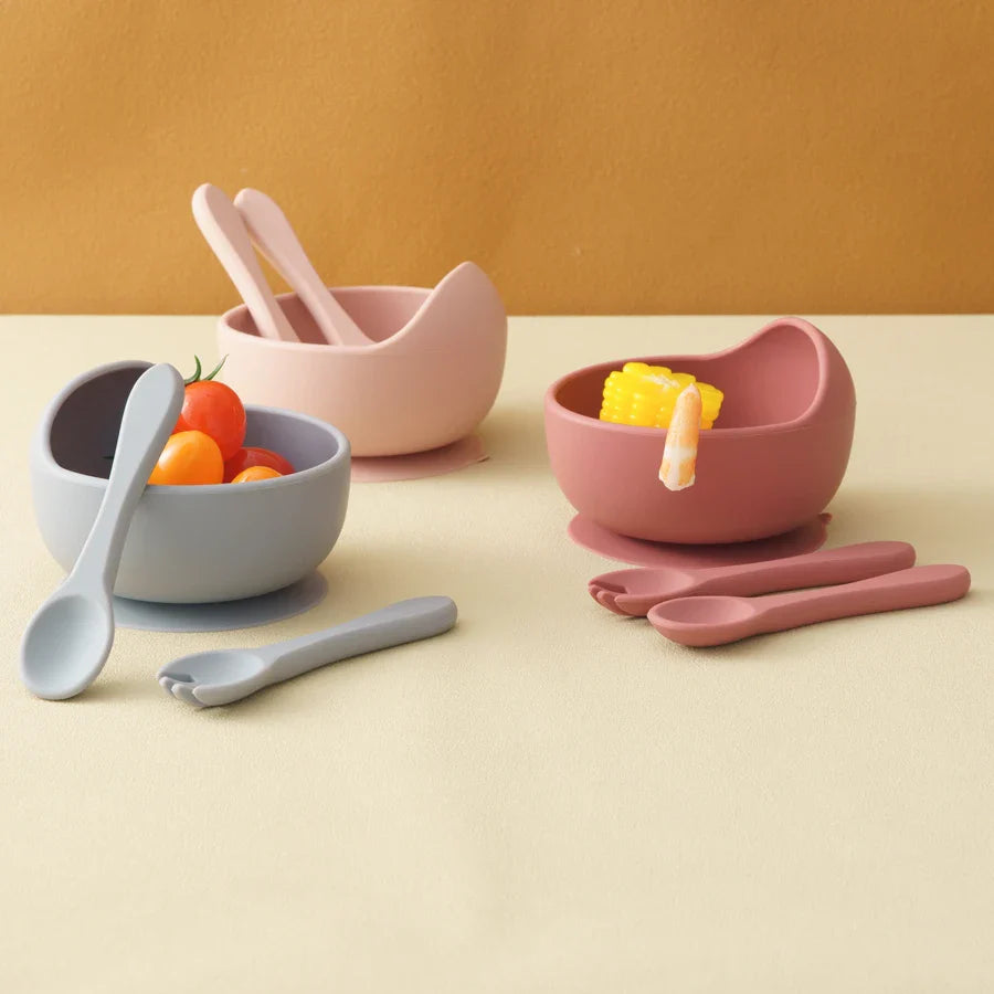 Die runde Schüssel Pink [12x8cm] von Hello World ist mit Kirschtomaten und Mais gefüllt und steht vor einem warmen, cremefarbenen Hintergrund.