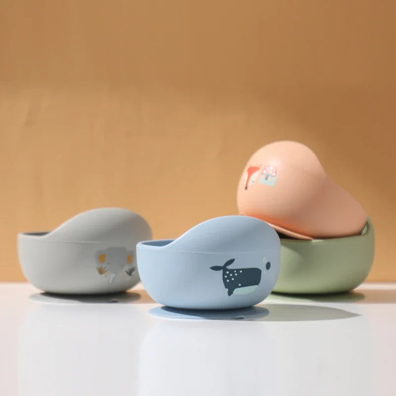 Drei pastellfarbene "Schüssel rund mit Motiv Blau [12x8cm]" von Hello World mit jeweils unterschiedlichen maritimen Motiven sind auf einer weißen Fläche vor einem beigen Hintergrund gestapelt.