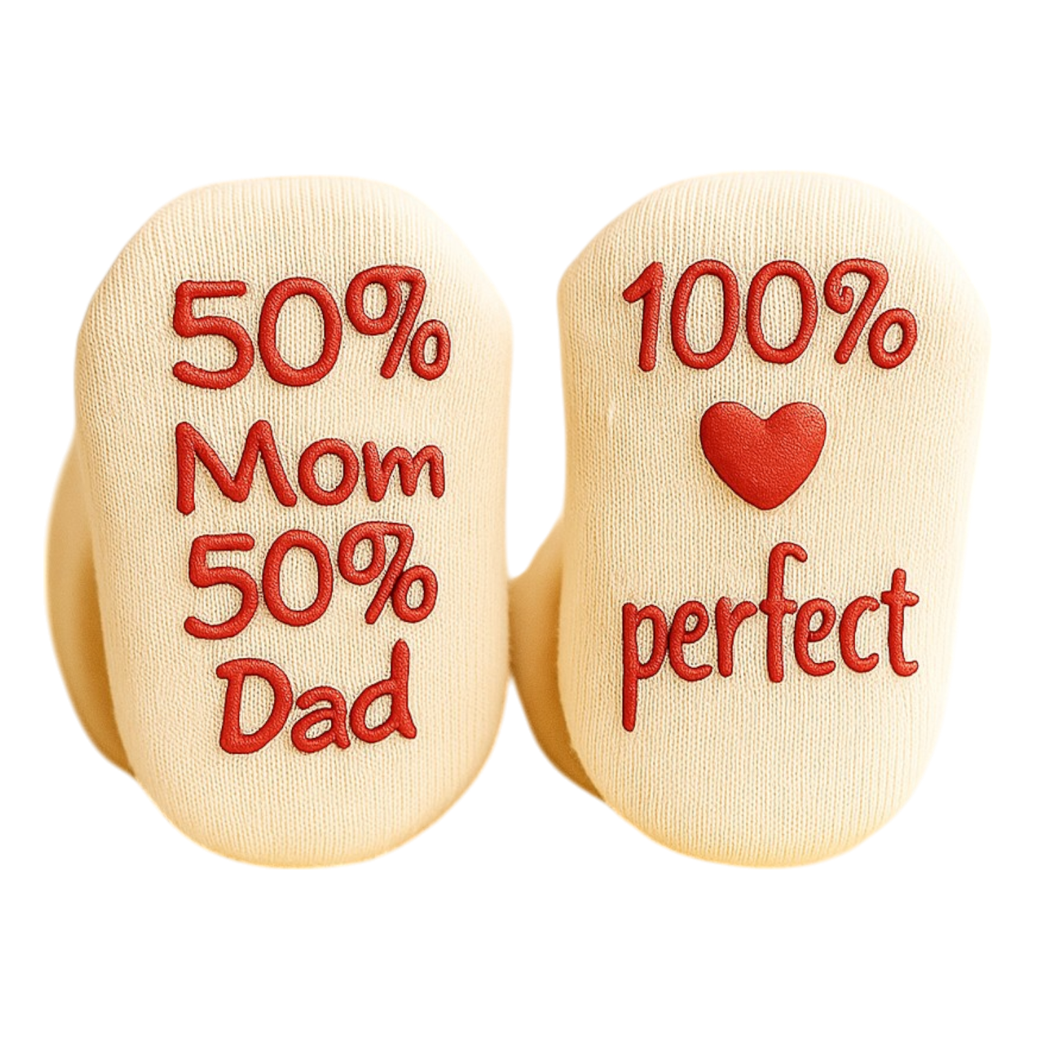 Die cremefarbenen Hello World Socken 100% Perfect - Rot (Sohle: 7x10cm) für 6-12 Monate haben einen roten Text auf der Sohle: "50% Mama 50% Papa" und "100% ♥ perfekt", die beide mit der Sohle nach oben abgebildet sind, um ihre süße Botschaft zu unterstreichen.