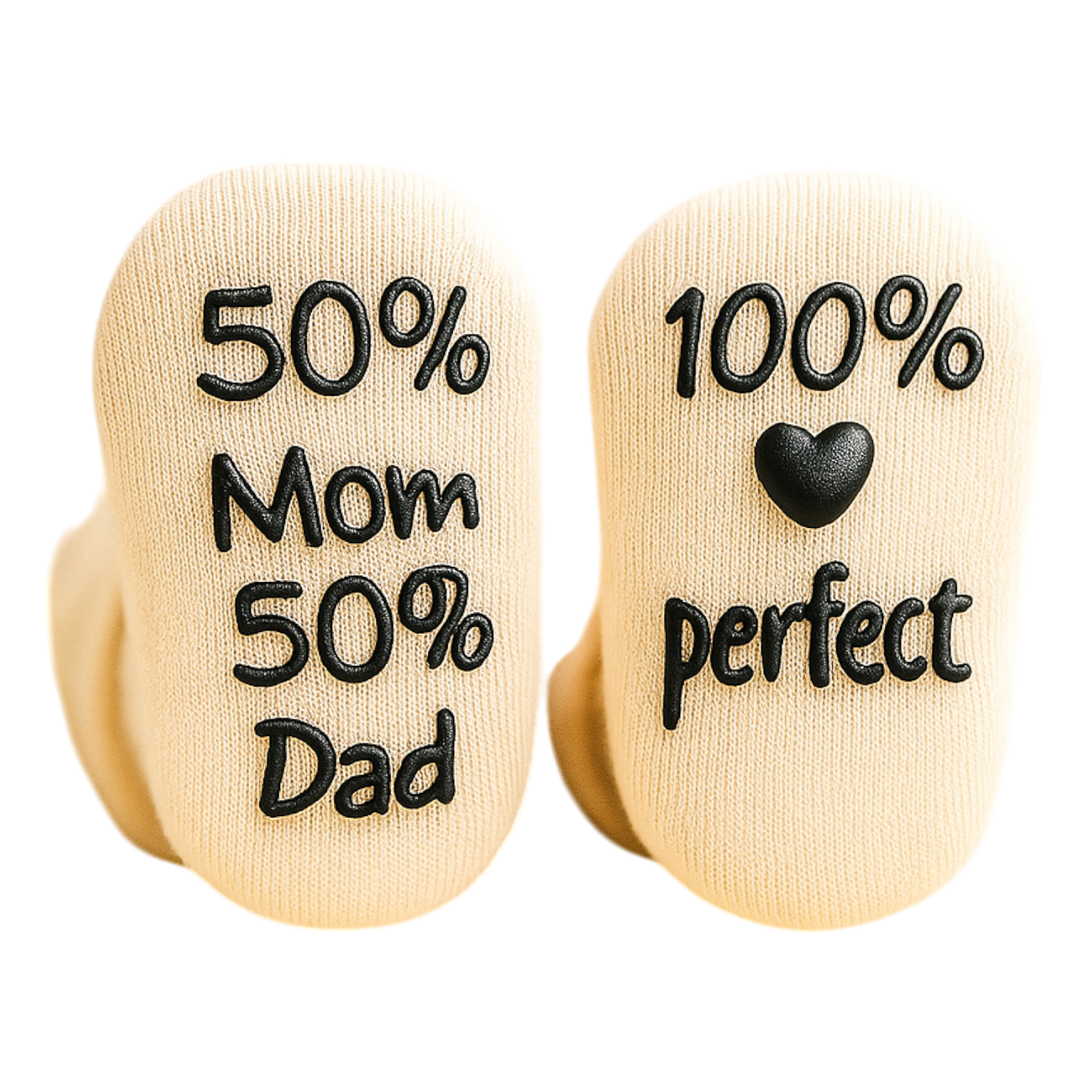 Zwei schwarze Hello World Socken "100% Perfect" (Sohle: 7x10cm, 6-12 Monate) mit Sprüchen "50% Mom 50% Dad" und "100% ♥", stilvoll auf weißem Hintergrund präsentiert.