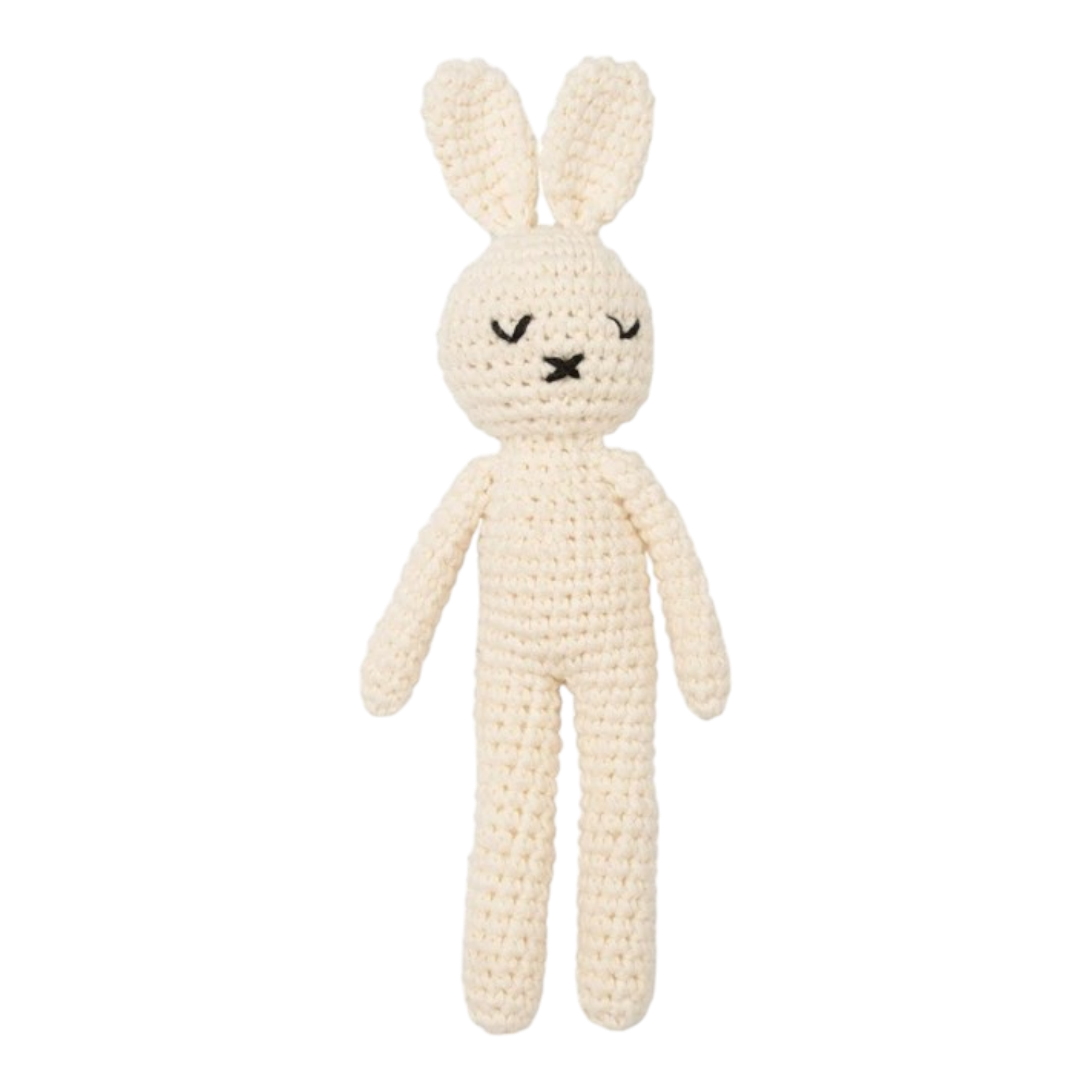 Ein handgefertigter, cremefarbener Stricktier Hase (18,5x6cm) von Hello World mit langen Ohren, geschlossenen Augen und einem einfachen "X"-Mund liegt auf einem schlichten weißen Hintergrund.
