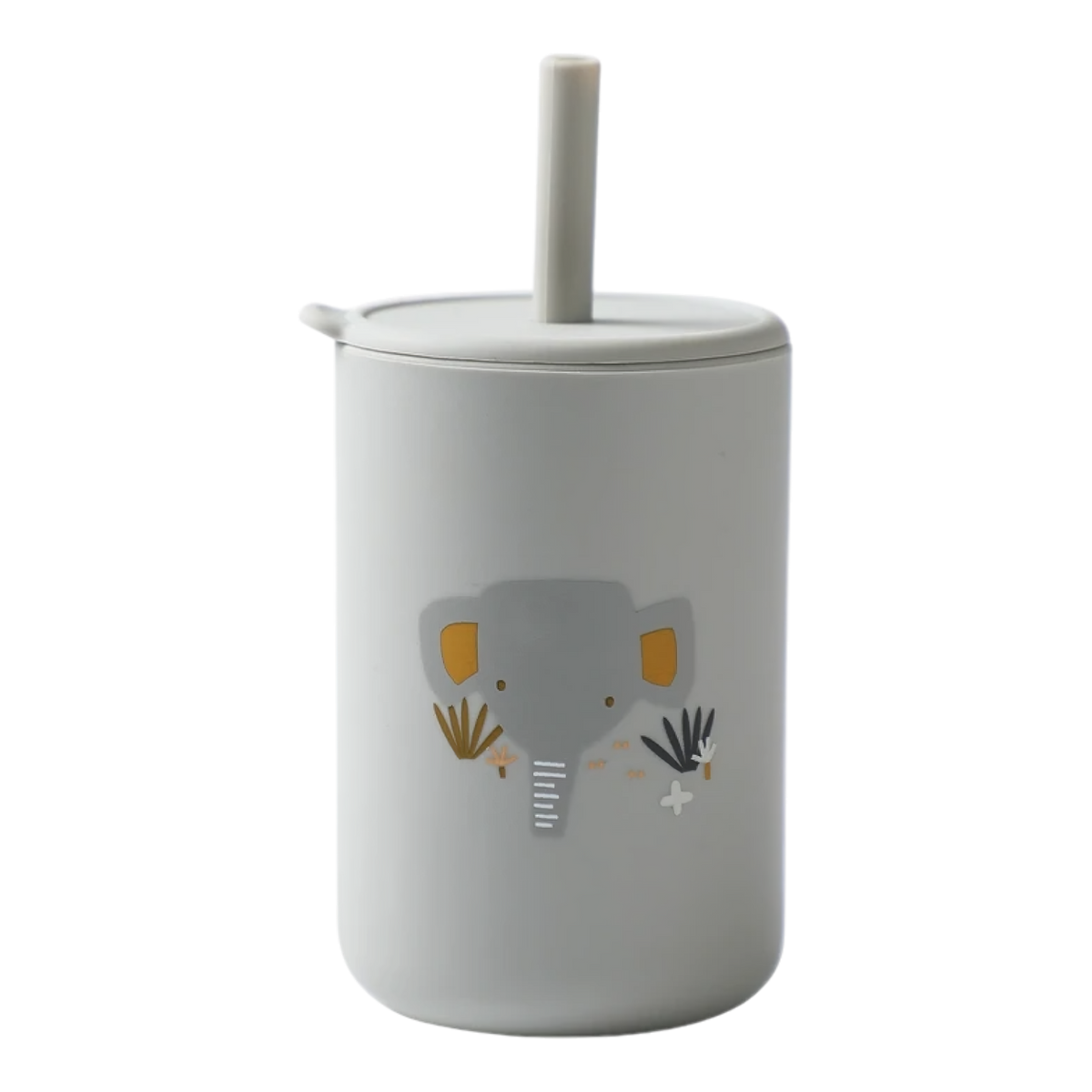 Der Hello World Trinkbecher mit Motiv Grau [6x12,5cm] ist ein grauer Trinkbecher mit Deckel und Strohhalm, der auf der Vorderseite mit gelben und grauen Cartoon-Elefanten und Blättern bedruckt ist.