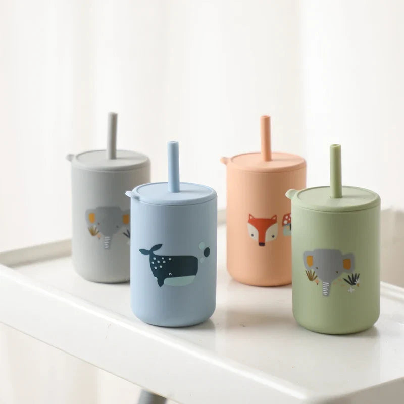 Vier Hello World Trinkbecher mit Motiv Orange [6x12,5cm], jeweils mit Deckel und Strohhalm, BPA-frei, mit niedlichen Tiermotiven - Elefant, Wal, Fuchs und ein weiterer Elefant - sind auf einer weißen Fläche angeordnet.