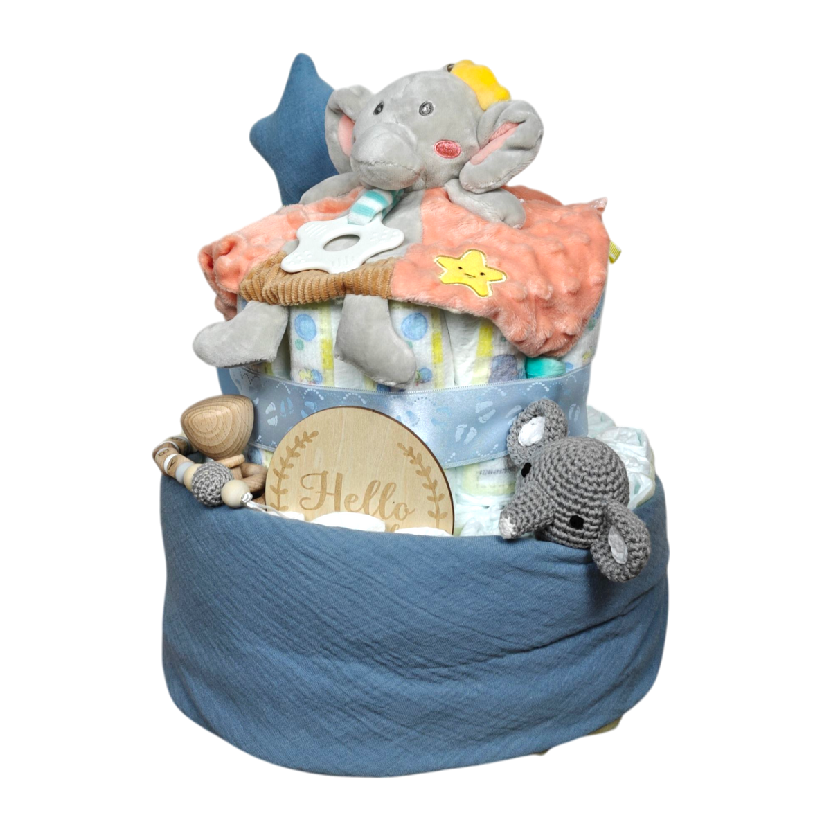 Das Windelgeschenk Elefantentorte [27x33cm] von Hello World ist ein bezauberndes Geschenk für frischgebackene Eltern - liebevoll dekoriert mit Elefanten-Plüschtier, Häkelelefant, Holzrassel, Decke, Stern und "Hello"-Holzschild.